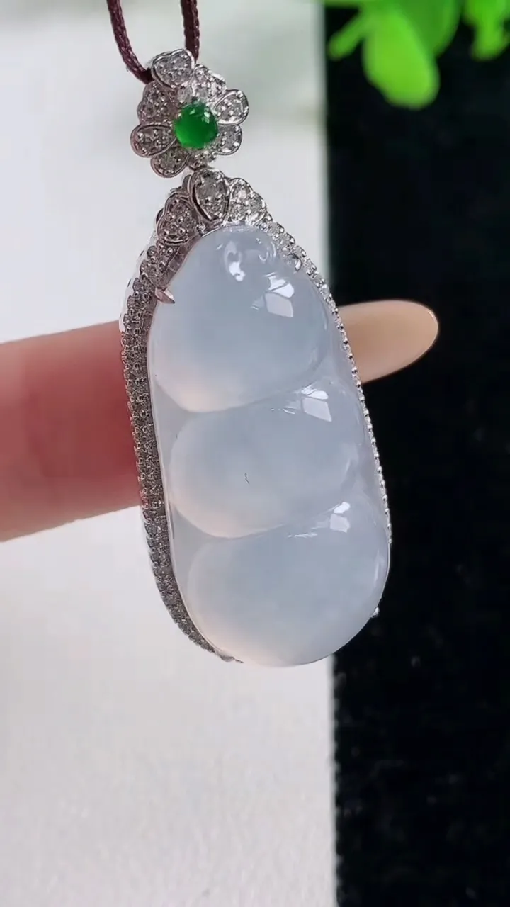 天然A货翡翠种白冰福豆吊坠，尺寸42.5-16.8-9.4裸石头30.7-14.5，重量:7.39g
