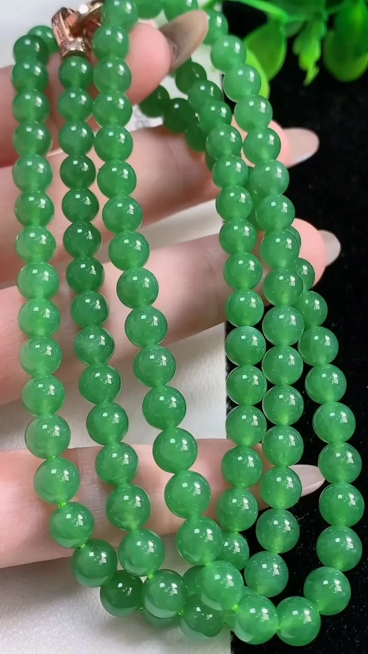 天然A货翡翠圆珠项链108颗，尺寸5.6，重量:42.13g11月9日
工厂直销收藏佳品,种好水足，色泽均匀，有种有色，上手高大气！