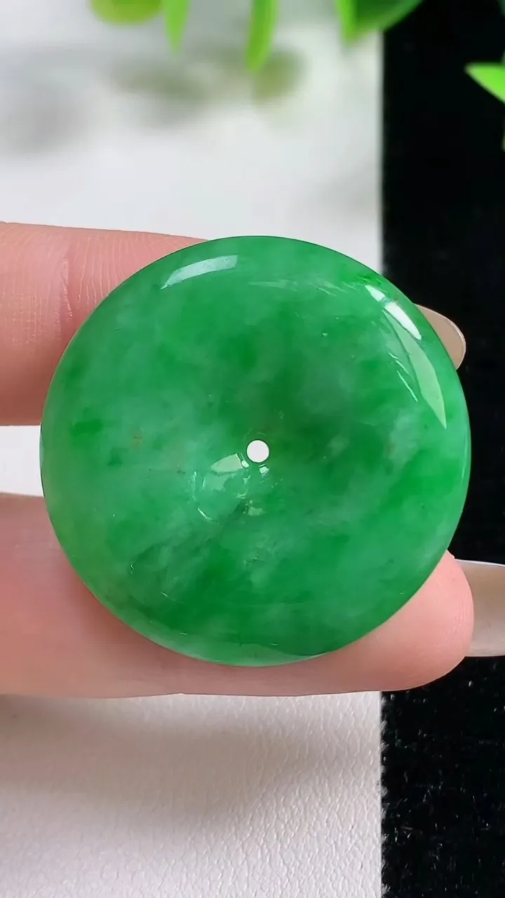 天然A货翡翠平安扣吊坠，尺寸32-5.8，重量:12.43g
11月9日