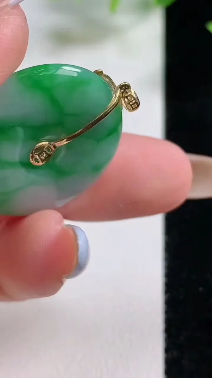 天然A货翡翠平安扣吊坠，尺寸25.6-3.8，重量:5.64g
11月9日