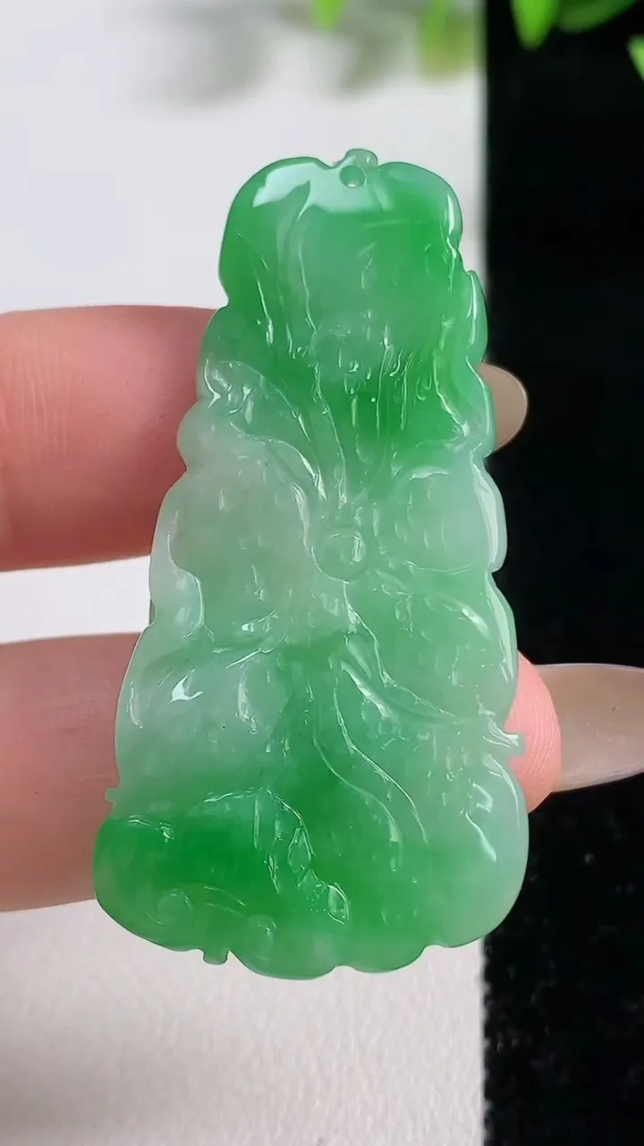 天然A货翡翠和和美美 荷叶鱼吊坠，尺寸46.7-23-3.8，重量:7.55g
11月9日