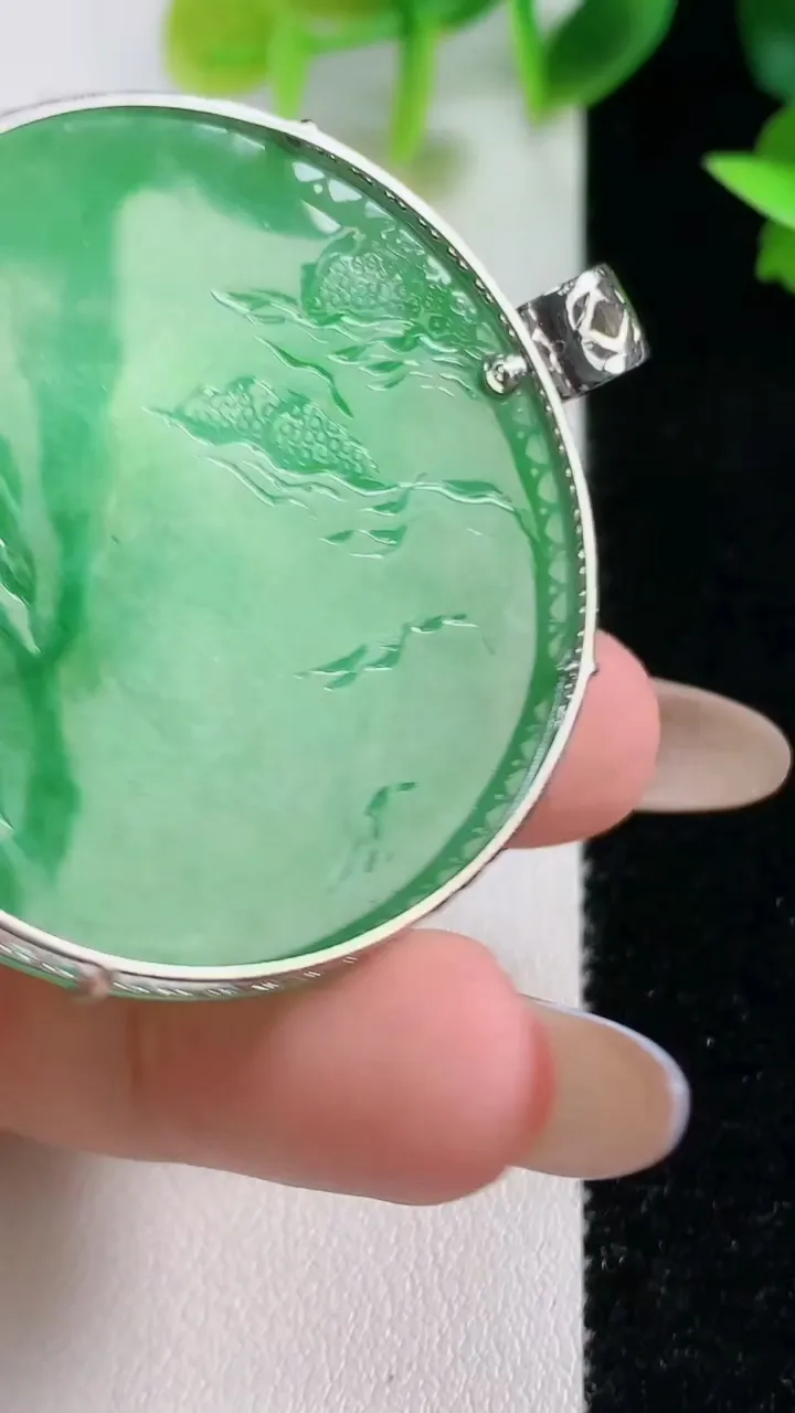 天然A货翡翠山水牌吊坠，尺寸44.3-6.2，重量:19.82g
11月9日