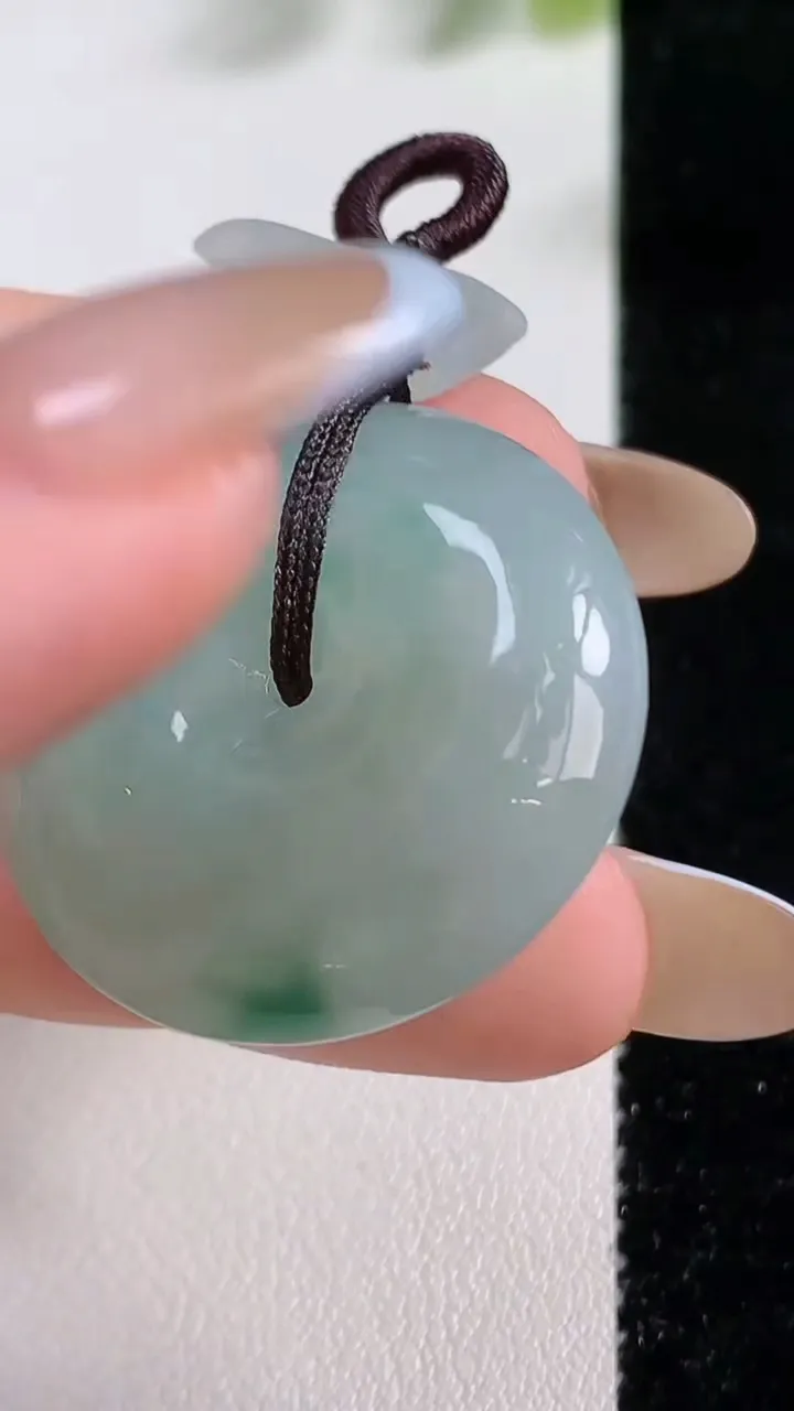 天然A货翡翠冰种飘花平安扣吊坠，尺寸29.8-9.7，重量:18.39g
11月9日