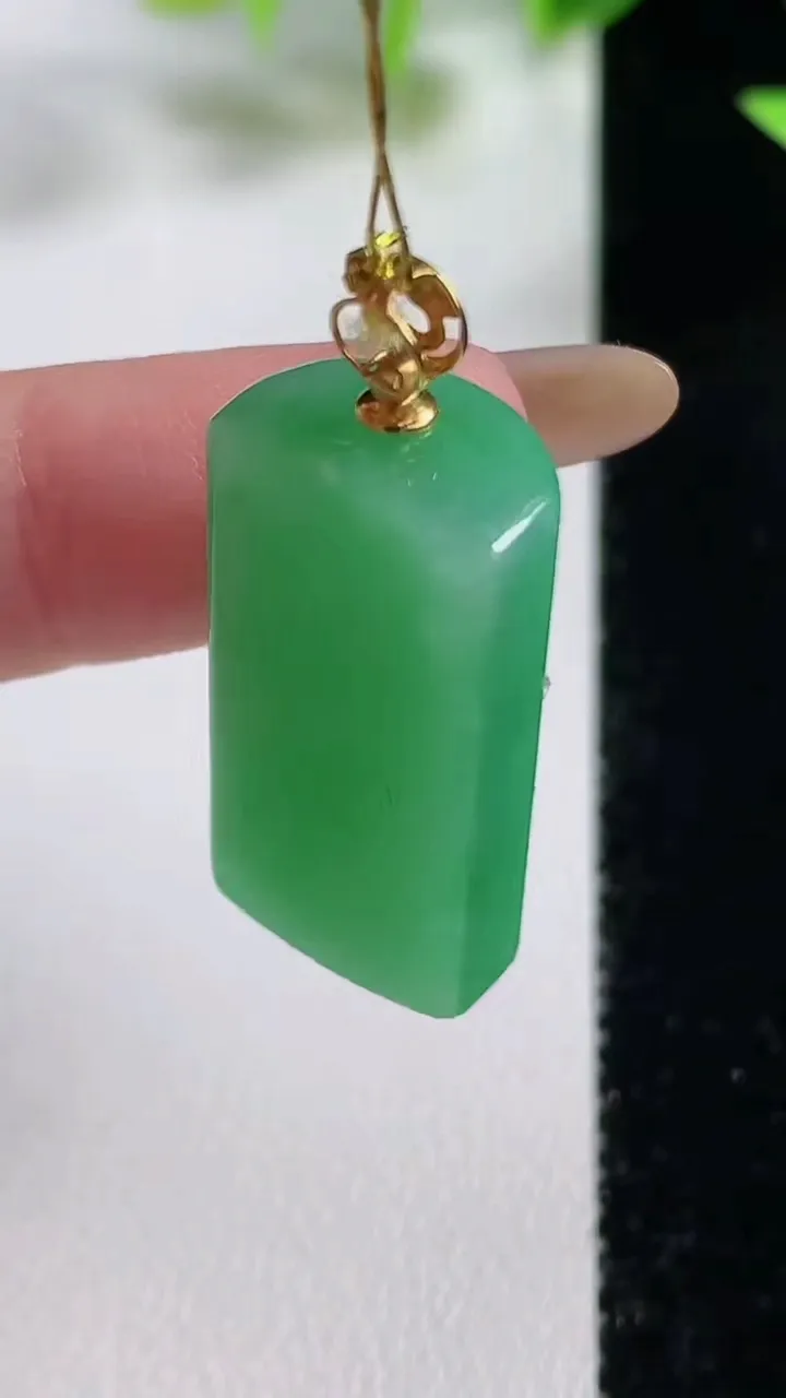 天然A货翡翠无事牌吊坠，尺寸28.8-13.8-8.7，重量:10.00g
11月9日
