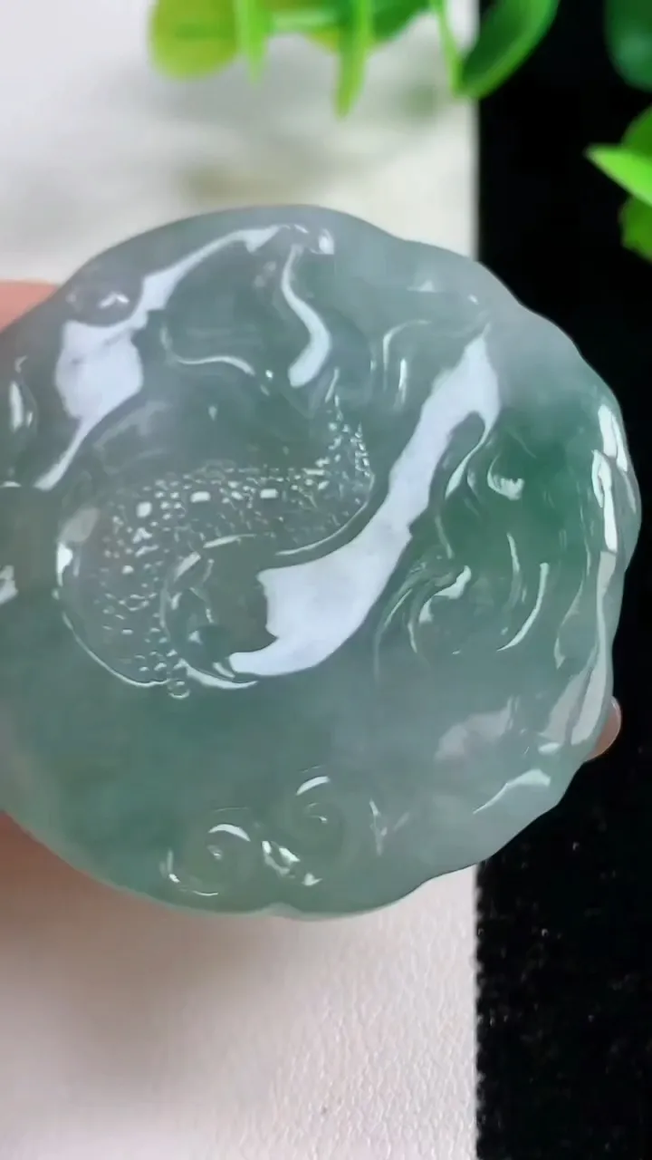 天然A货翡翠龙牌吊坠，尺寸50-47.6-10.4，重量:46.13g
11月9日