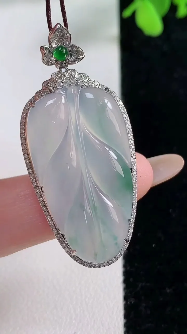 天然A货翡翠种飘花金枝玉叶 叶子吊坠，尺寸44.8-20.6-9.3裸石32-18，重量:8.20g