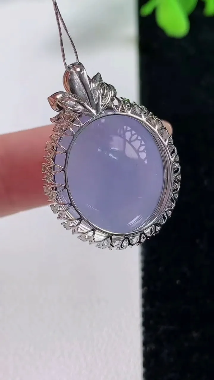 天然A货翡翠种紫罗兰蛋面吊坠，尺寸28.5-20.8-11.4裸石19.5-17，重量:6.95g
11月9日