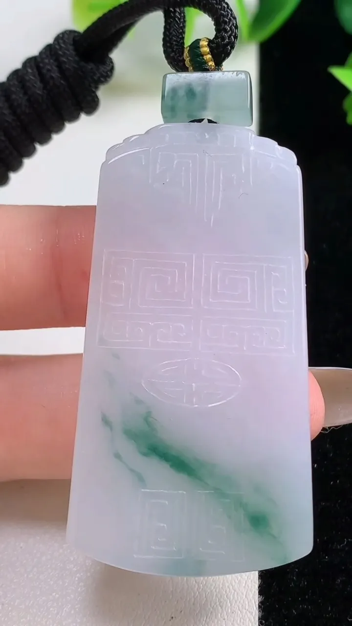 天然A货翡翠冰种飘花仿古无事牌吊坠，尺寸53.3-28.4-5.7，重量:26.93g
11月9日