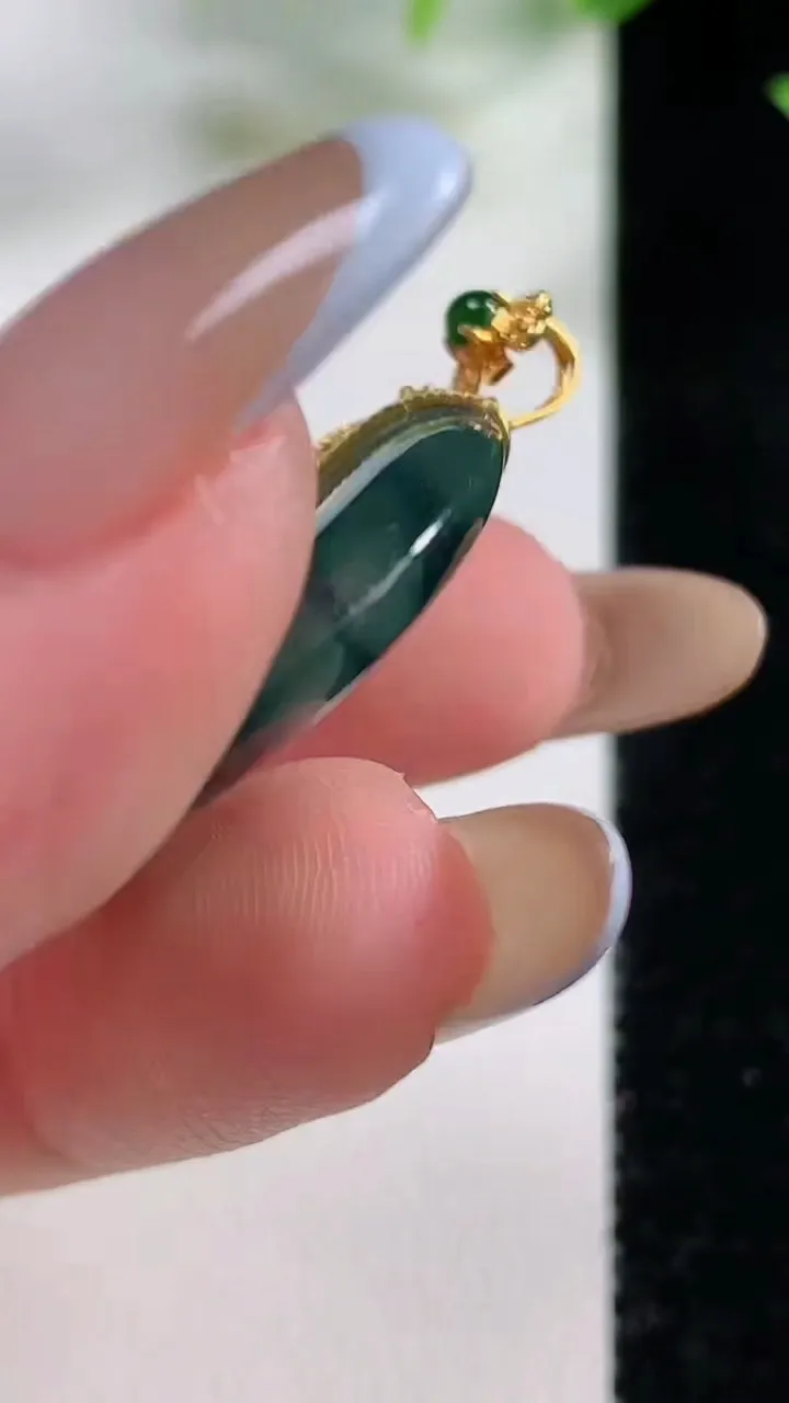 天然A货翡翠种飘花平安扣吊坠，尺寸26.5-5，重量:8.45g
11月9日