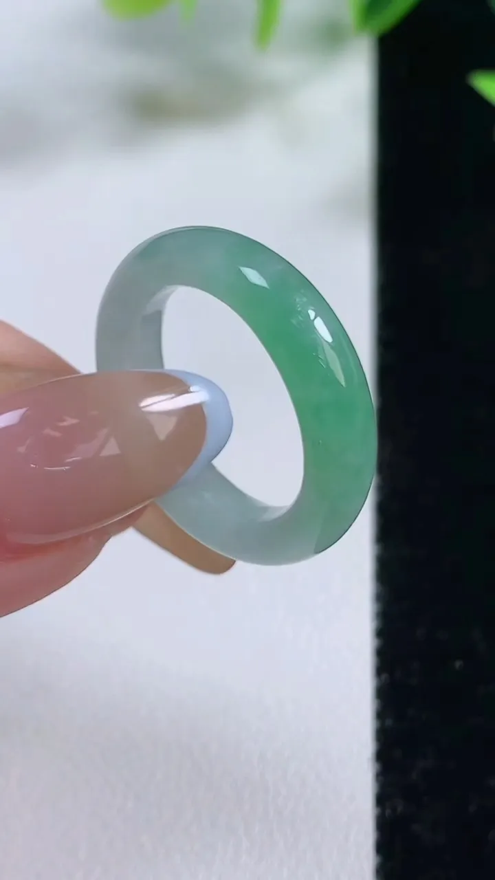 天然A货翡翠指环 戒指，尺寸17.4-5.2-3.9，重量:3.86g2025年11月9日
工厂直销收藏佳品,种好水足，色泽均匀，有种有色，上手高大气！