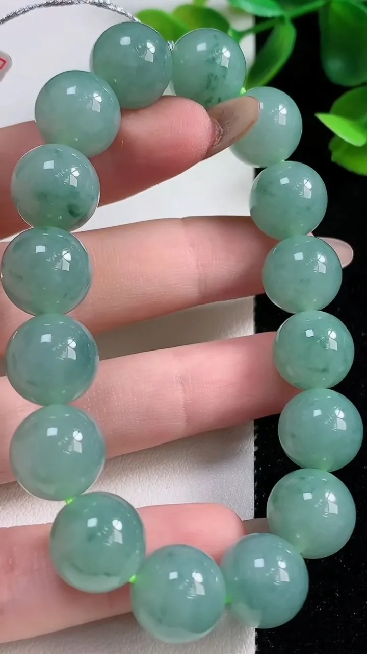 天然A货翡翠种飘花圆珠手串16颗，尺寸12.3，重量:52.16g11月9日
工厂直销收藏佳品,种好水足，色泽均匀，有种有色，上手高大气！