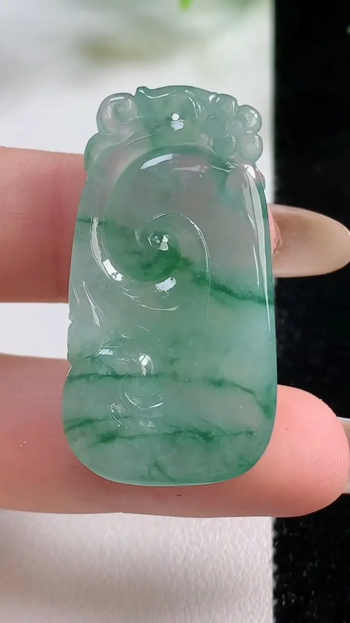 天然A货翡翠冰种飘花如意吊坠，尺寸38-19.6-5.9，重量:9.65g
11月9日