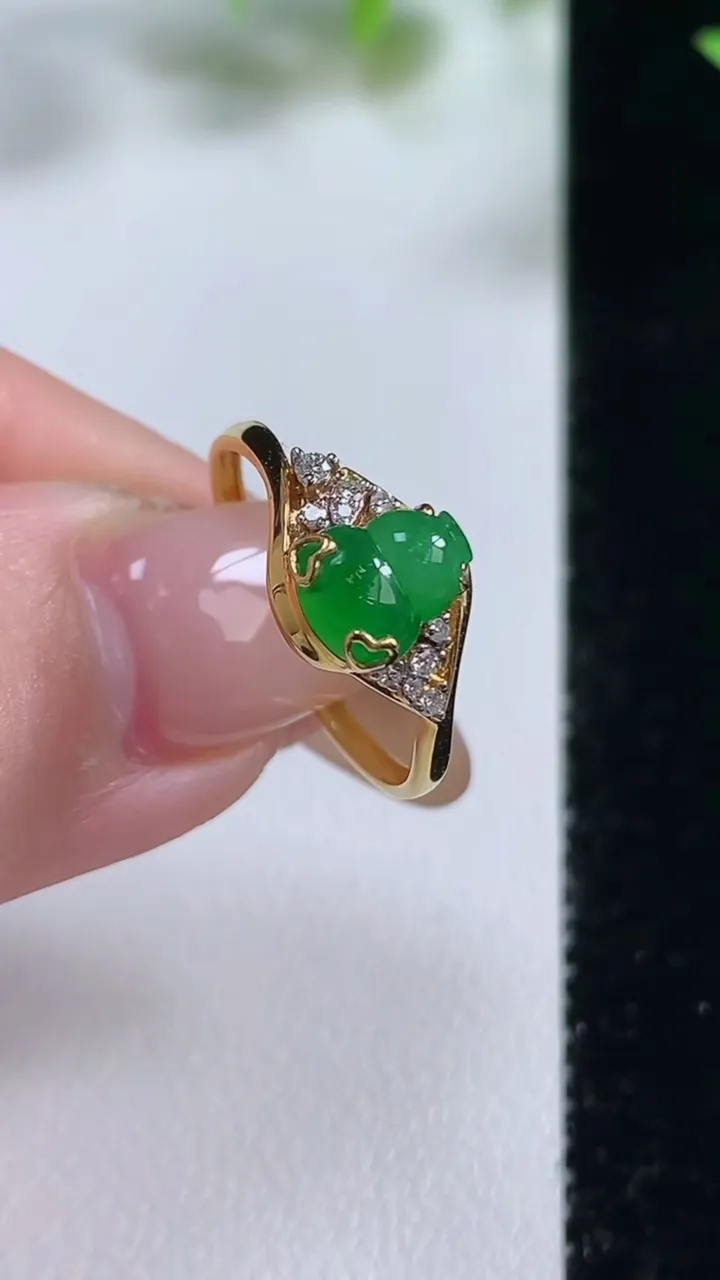 天然A货翡翠葫芦戒指，尺寸17.5-7.1-6.1-4.4，重量:1.40g2025年11月9日
工厂直销收藏佳品,种好水足，色泽均匀，有种有色，上手高大气！
