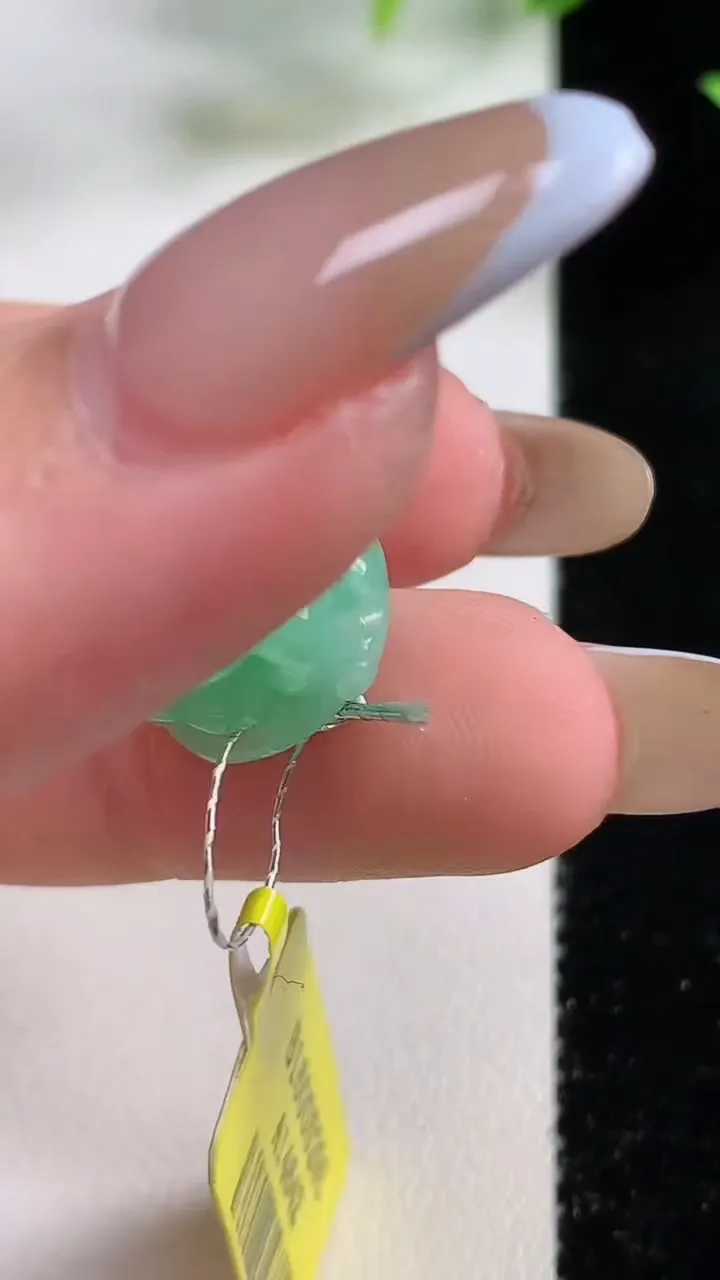 天然A货翡翠生肖猪吊坠，尺寸23-13.7-11.2，重量:7.77g
11月9日