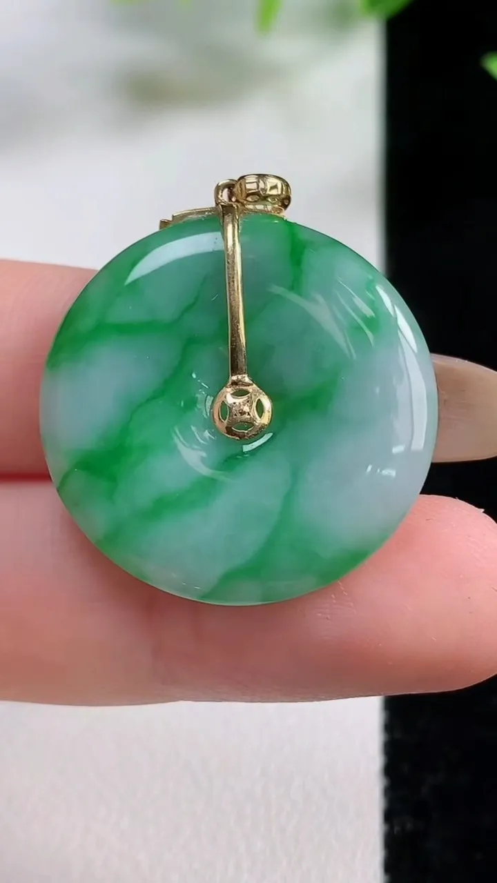 天然A货翡翠平安扣吊坠，尺寸25.6-3.8，重量:5.64g
11月9日