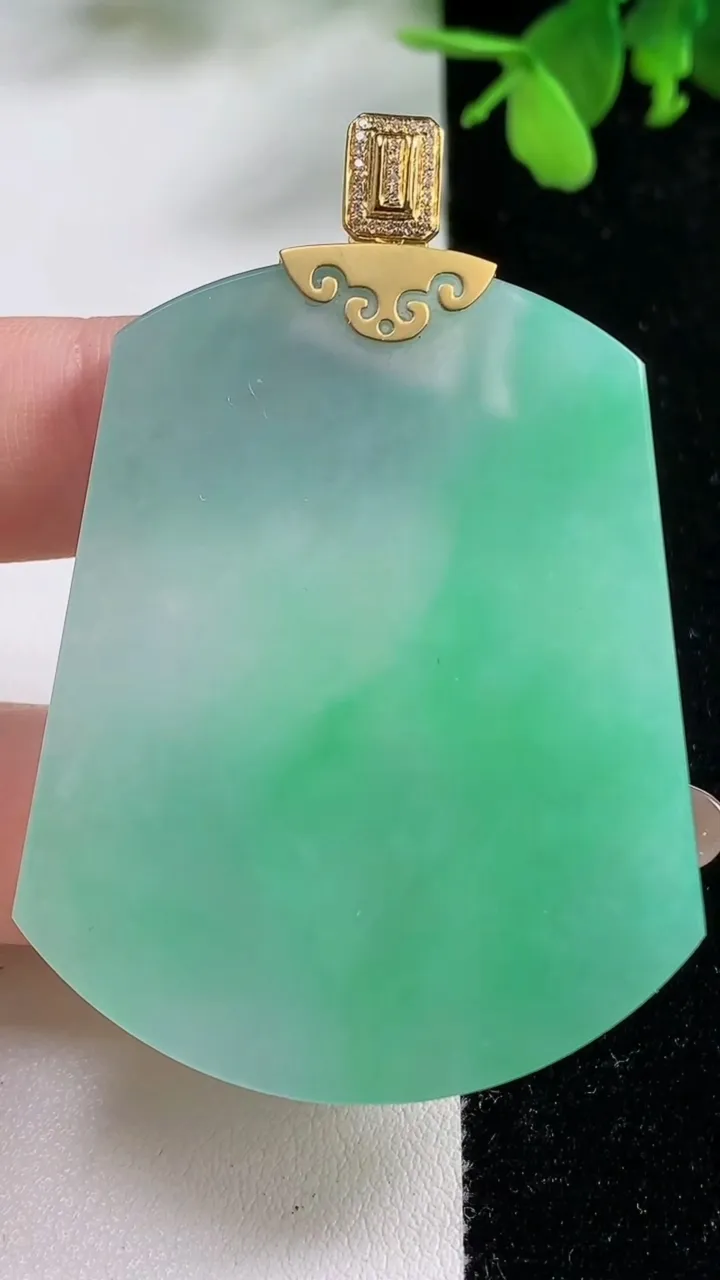 天然A货翡翠无事牌吊坠，尺寸52.7-40.3-4.8，重量:26.15g
11月9日