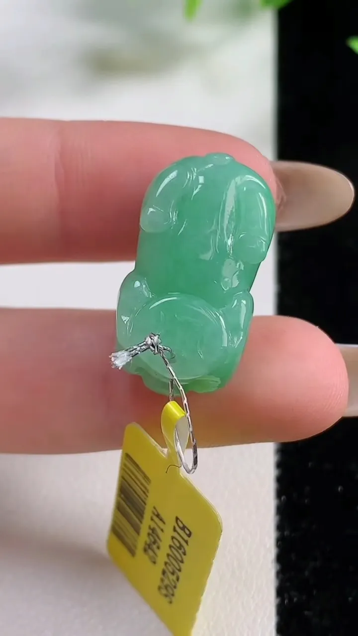 天然A货翡翠生肖猪吊坠，尺寸23-13.7-11.2，重量:7.77g
11月9日