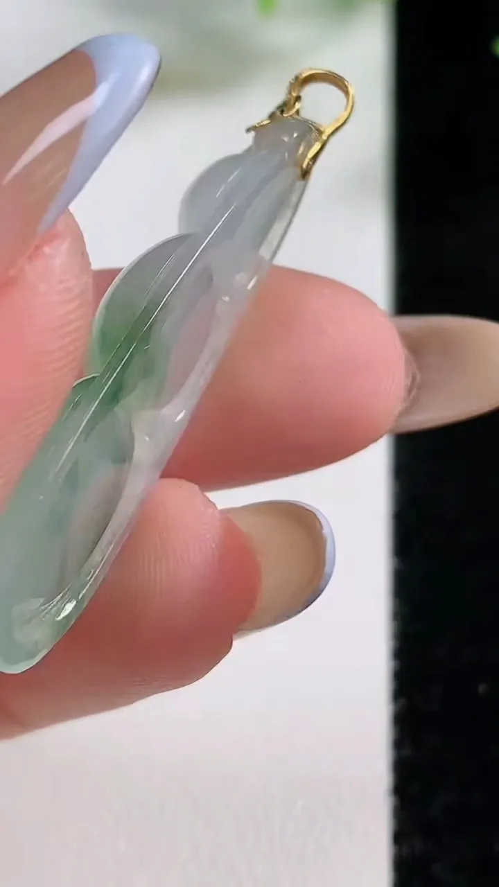 天然A货翡翠种飘花福豆吊坠，尺寸39.6-14.4-5.6，重量:5.26g
11月9日