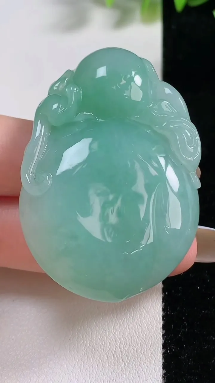 天然A货翡翠福瓜吊坠，尺寸50.3-34.8-12.7，重量:39.64g
11月9日