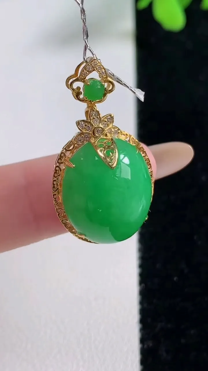 天然A货翡翠蛋面吊坠，尺寸29-16.3-10.7裸石17-13.7，重量:4.70g
11月9日