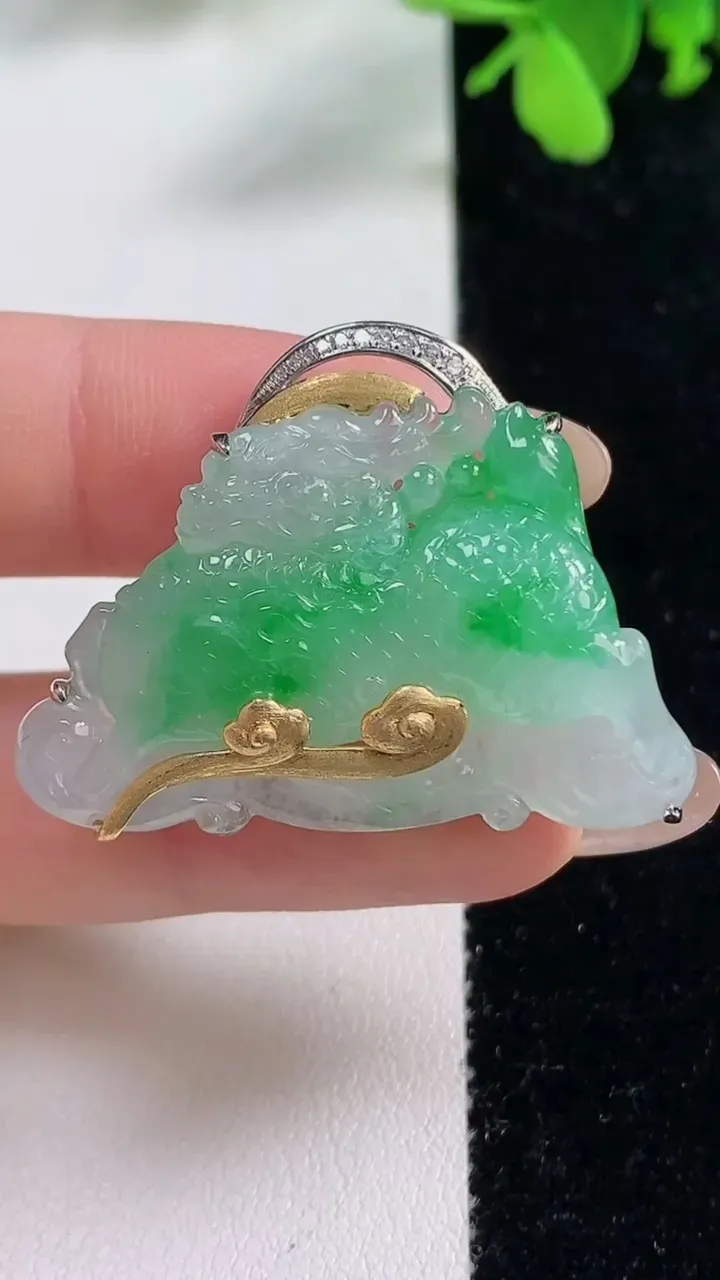 天然A货翡翠麒麟吊坠，尺寸28.7-22.8-37.3-8.8，重量:11.46g
11月9日