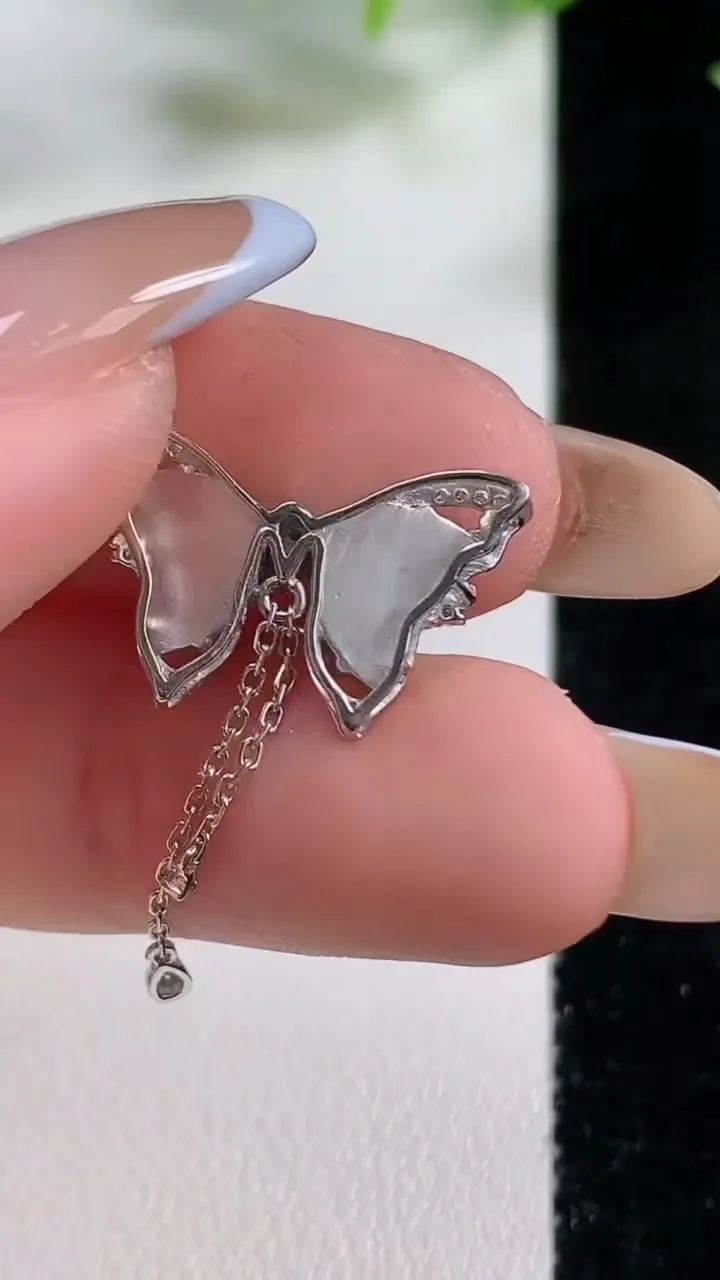 天然A货翡翠蝴蝶吊坠，尺寸12-19.4-4.5裸石8.2-5.6，重量:1.68g
11月9日