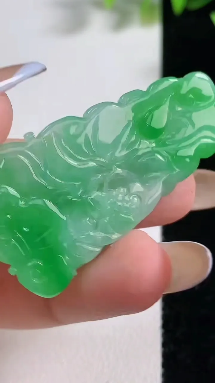 天然A货翡翠和和美美 荷叶鱼吊坠，尺寸46.7-23-3.8，重量:7.55g
11月9日