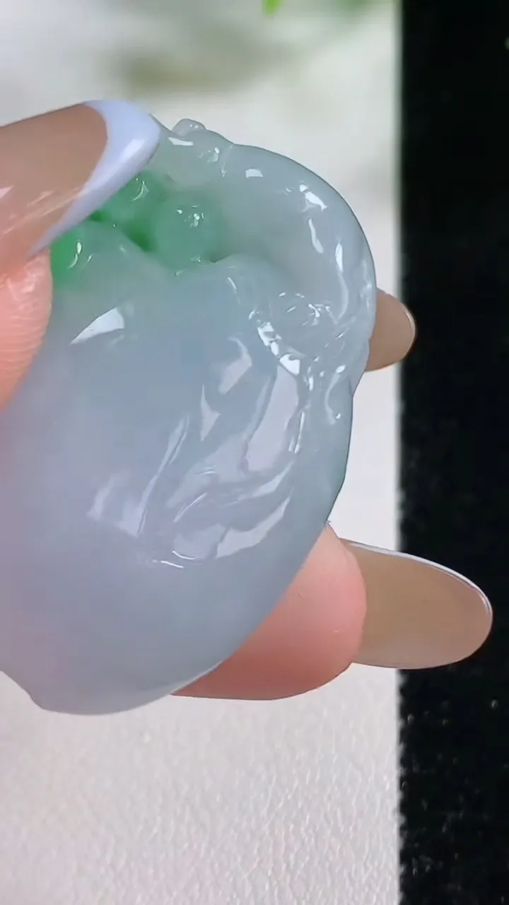 天然A货翡翠寿桃吊坠，尺寸38.4-26.7-13，重量:25.13g
11月9日