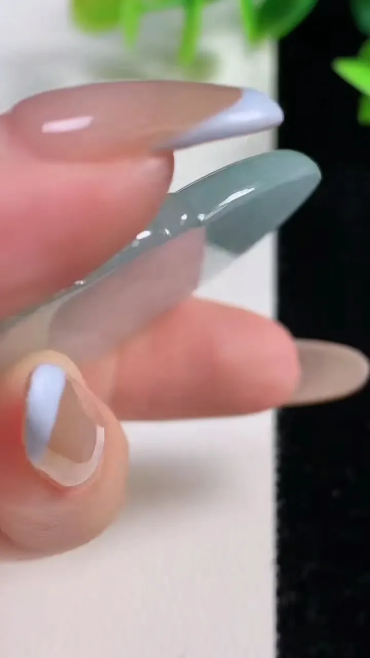 天然A货翡翠冰种飘花大日如来吊坠，尺寸54.8-42-5.5，重量:25.57g
11月9日