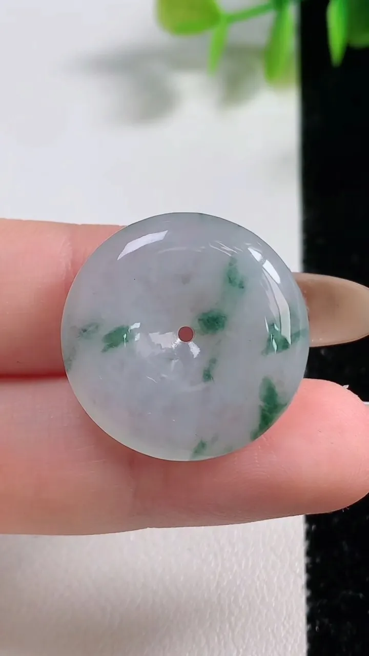 天然A货翡翠冰种飘花平安扣吊坠，尺寸23.4-4.6，重量:5.40g
11月9日