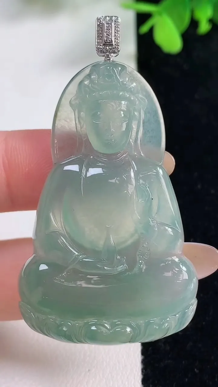 天然A货翡翠素衣观音菩萨吊坠，尺寸51-32.2-6.2，重量:17.45g
11月9日