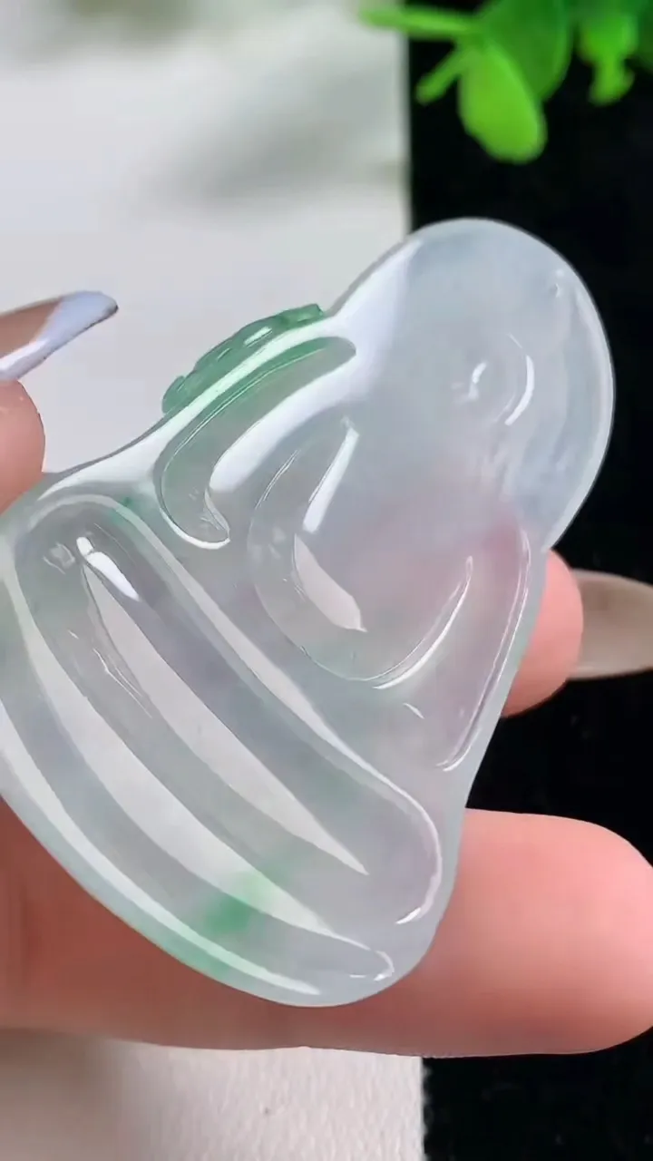 天然A货翡翠素衣观音菩萨吊坠，尺寸56.4-34.5-5.2，重量:17.51g
11月9日