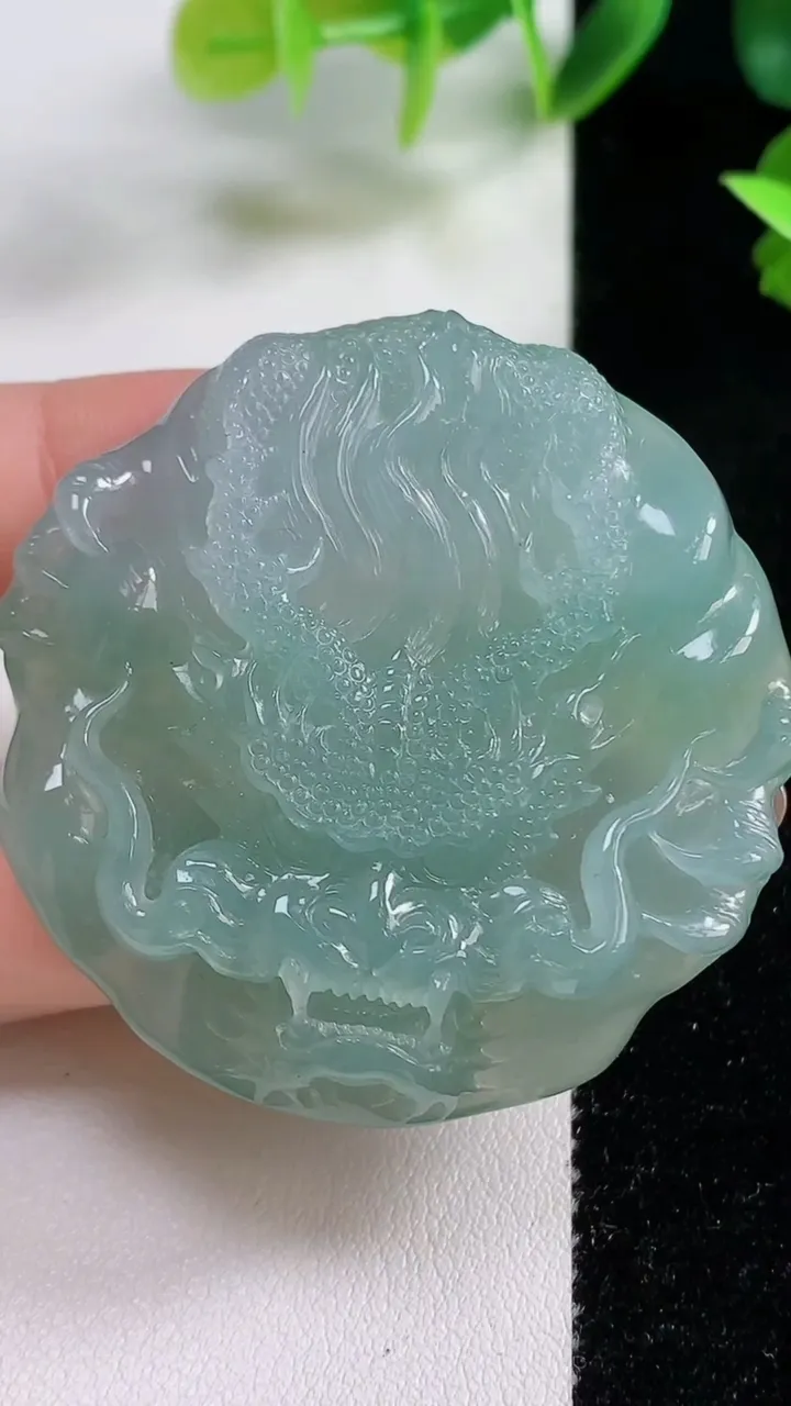 天然A货翡翠龙牌吊坠，尺寸47.3-45.9-9.6，重量:38.75g
11月9日