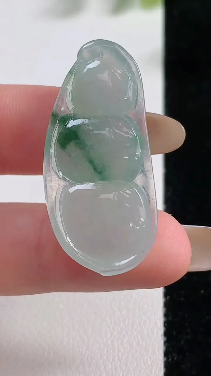 天然A货翡翠冰种飘花福豆吊坠，尺寸37-18.4-5.5，重量:6.59g
11月9日