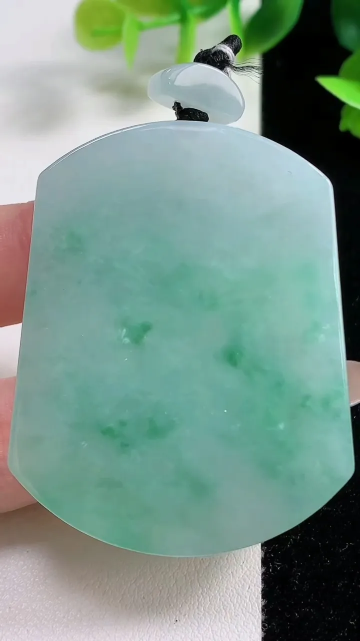 天然A货翡翠无事牌吊坠，尺寸52.7-41.2-6.2，重量:37.07g
11月9日