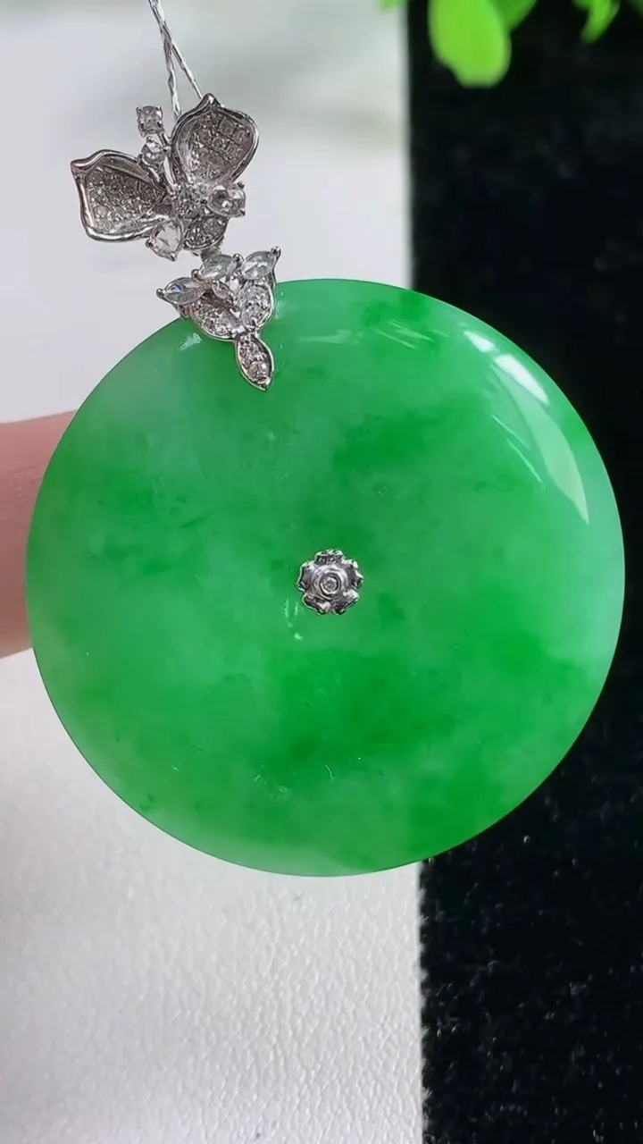 天然A货翡翠平安扣吊坠，尺寸35.3-5.4，重量:15.62g
11月9日