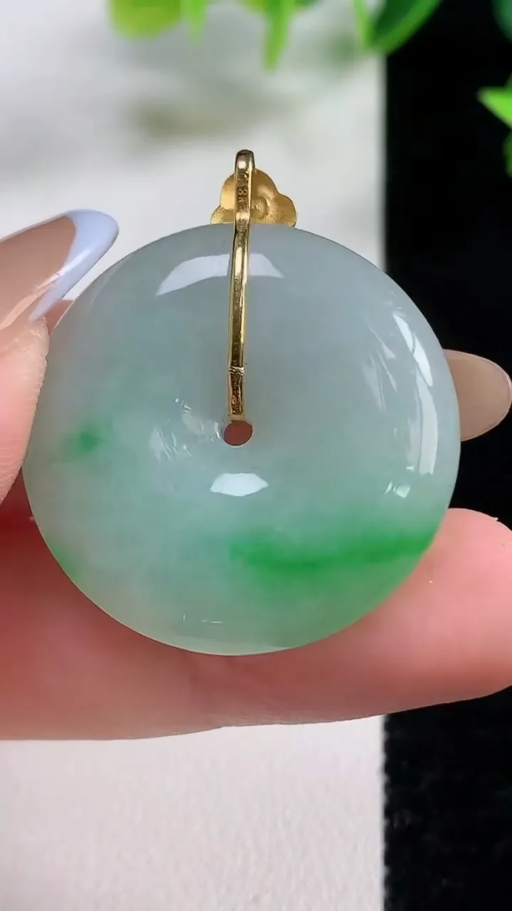 天然A货翡翠平安扣吊坠，尺寸29.4-6.4，重量:11.80g
11月9日