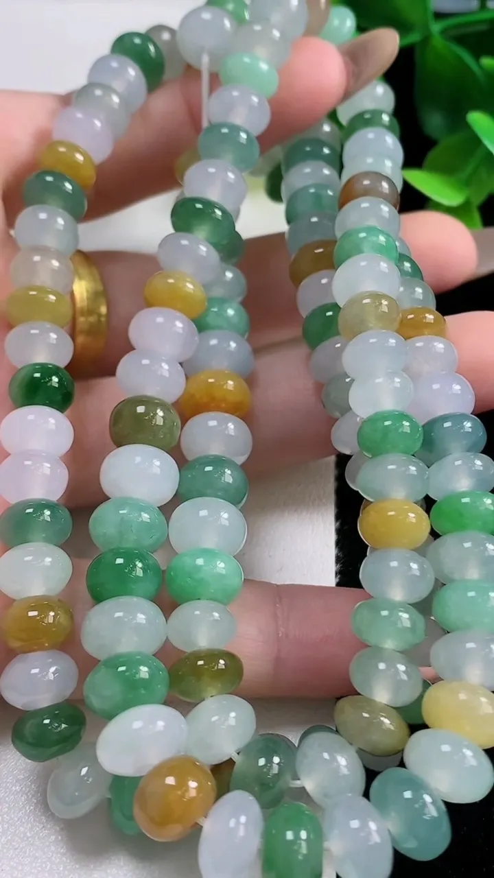 天然A货翡翠种三彩算盘珠项链132颗，尺寸8.9-6.5，重量:94.80g
11月9日