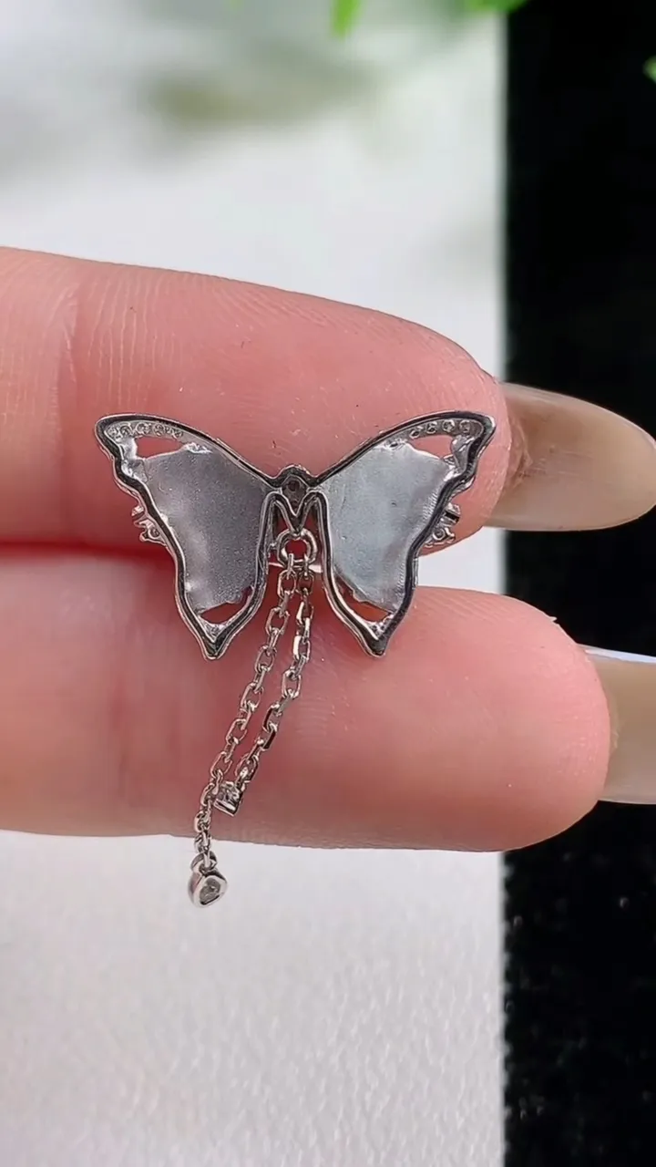 天然A货翡翠蝴蝶吊坠，尺寸12-19.4-4.5裸石8.2-5.6，重量:1.68g
11月9日