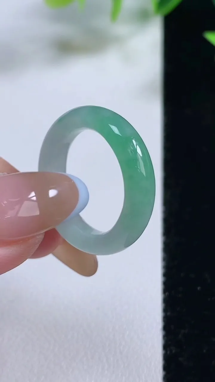 天然A货翡翠指环 戒指，尺寸17.4-5.2-3.9，重量:3.86g2025年11月9日
工厂直销收藏佳品,种好水足，色泽均匀，有种有色，上手高大气！