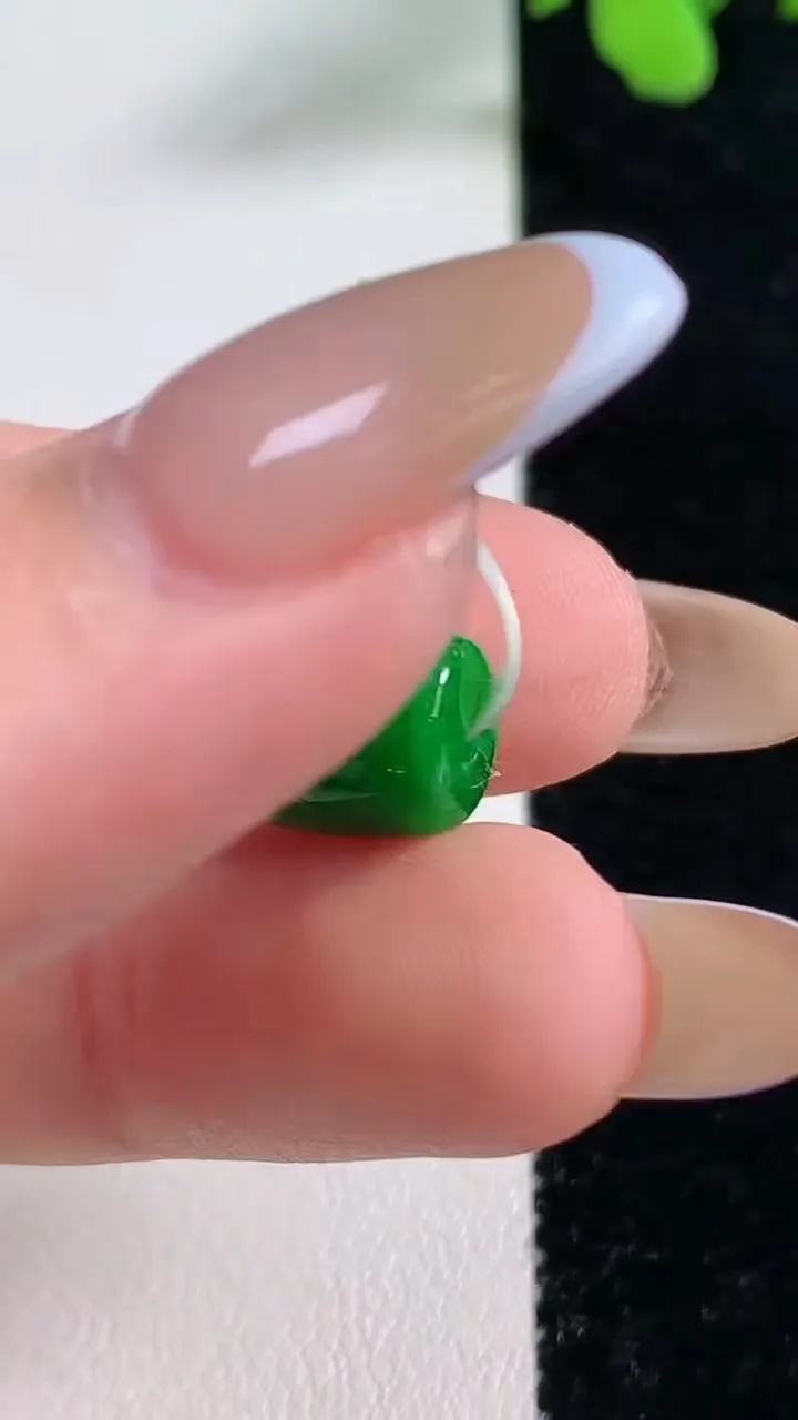 天然A货翡翠路路通吊坠，尺寸12.6-9.2，重量:2.44g
11月9日