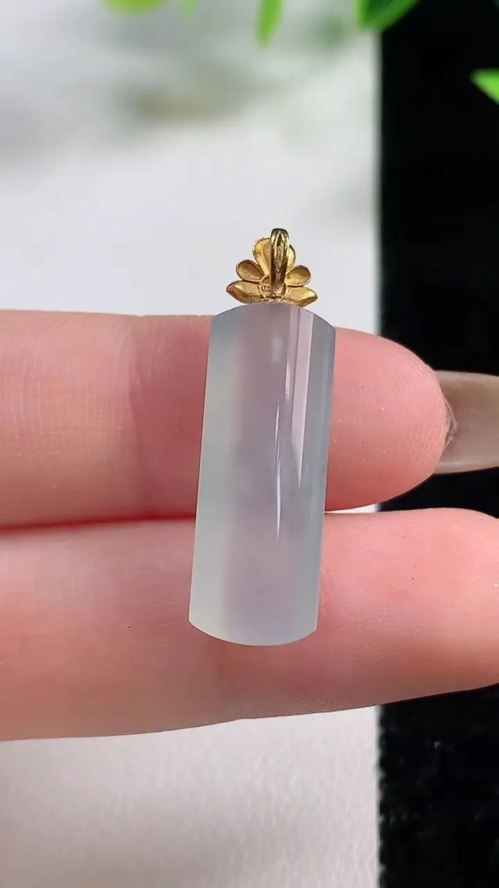 天然A货翡翠平安柱吊坠，尺寸23.3-8.5-4.8，重量:2.43g
11月9日