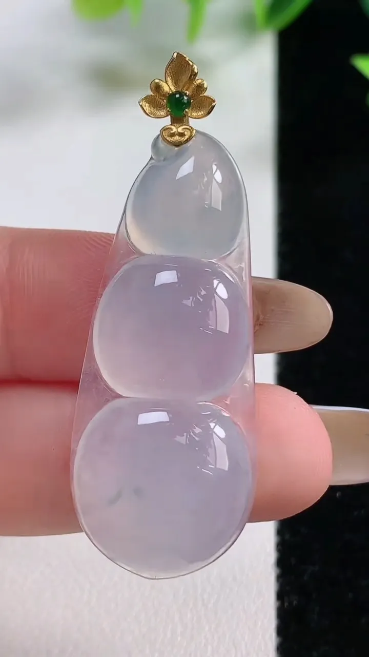 天然A货翡翠种飘花福豆吊坠，尺寸41.2-17.4-6，重量:7.02g
11月9日