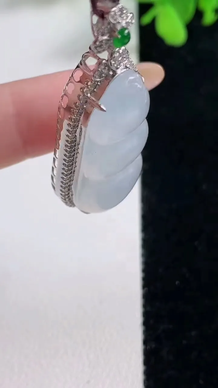 天然A货翡翠种白冰福豆吊坠，尺寸42.5-16.8-9.4裸石头30.7-14.5，重量:7.39g
11月9日