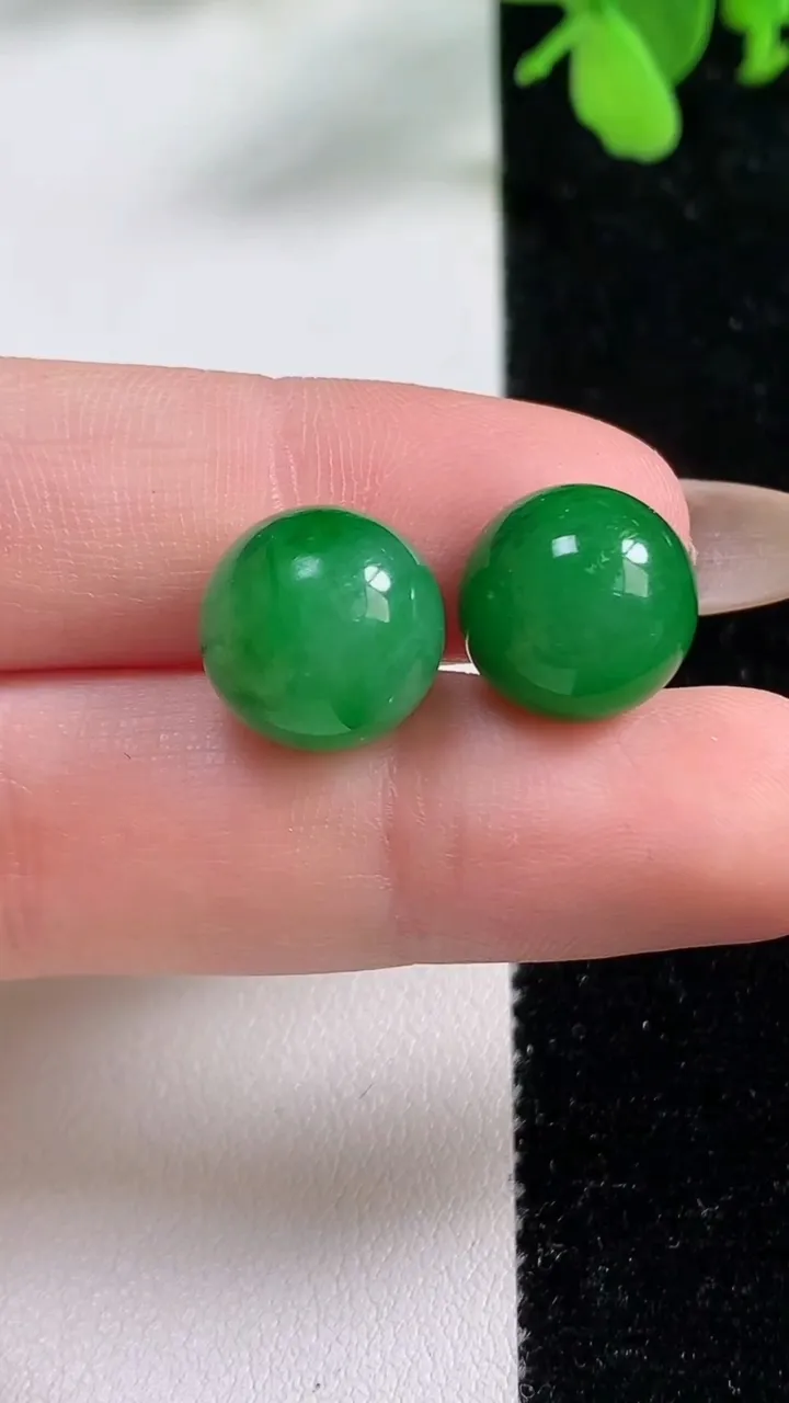天然A货翡翠圆珠镶嵌件一对，尺寸12，重量:6.13g
11月9日