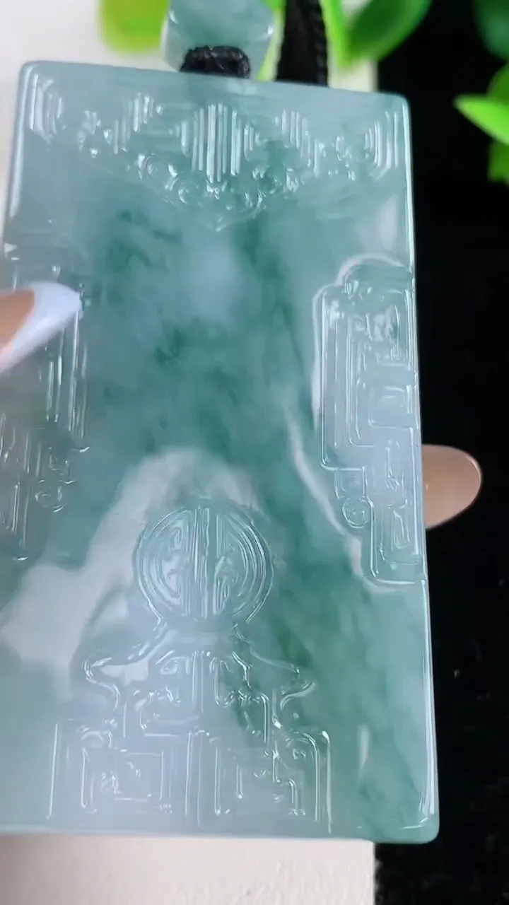 天然A货翡翠冰种飘花仿古无事牌吊坠，尺寸60-34.2-6.4，重量:42.64g
11月9日