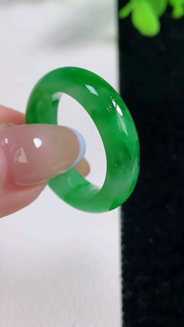 天然A货翡翠指环 戒指，尺寸18.8-6.5-4.1，重量:5.47g2025年11月9日
工厂直销收藏佳品,种好水足，色泽均匀，有种有色，上手高大气！