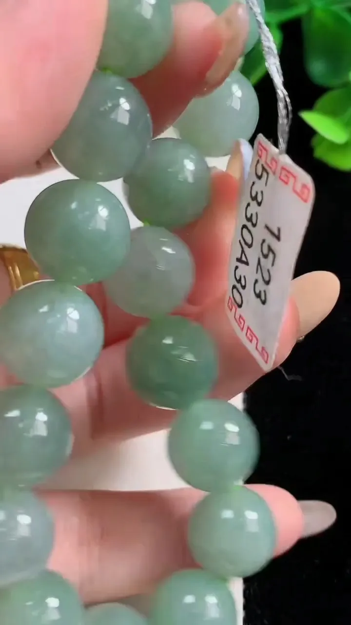 天然A货翡翠圆珠手串17颗，尺寸12，重量:53.28g11月9日
工厂直销收藏佳品,种好水足，色泽均匀，有种有色，上手高大气！