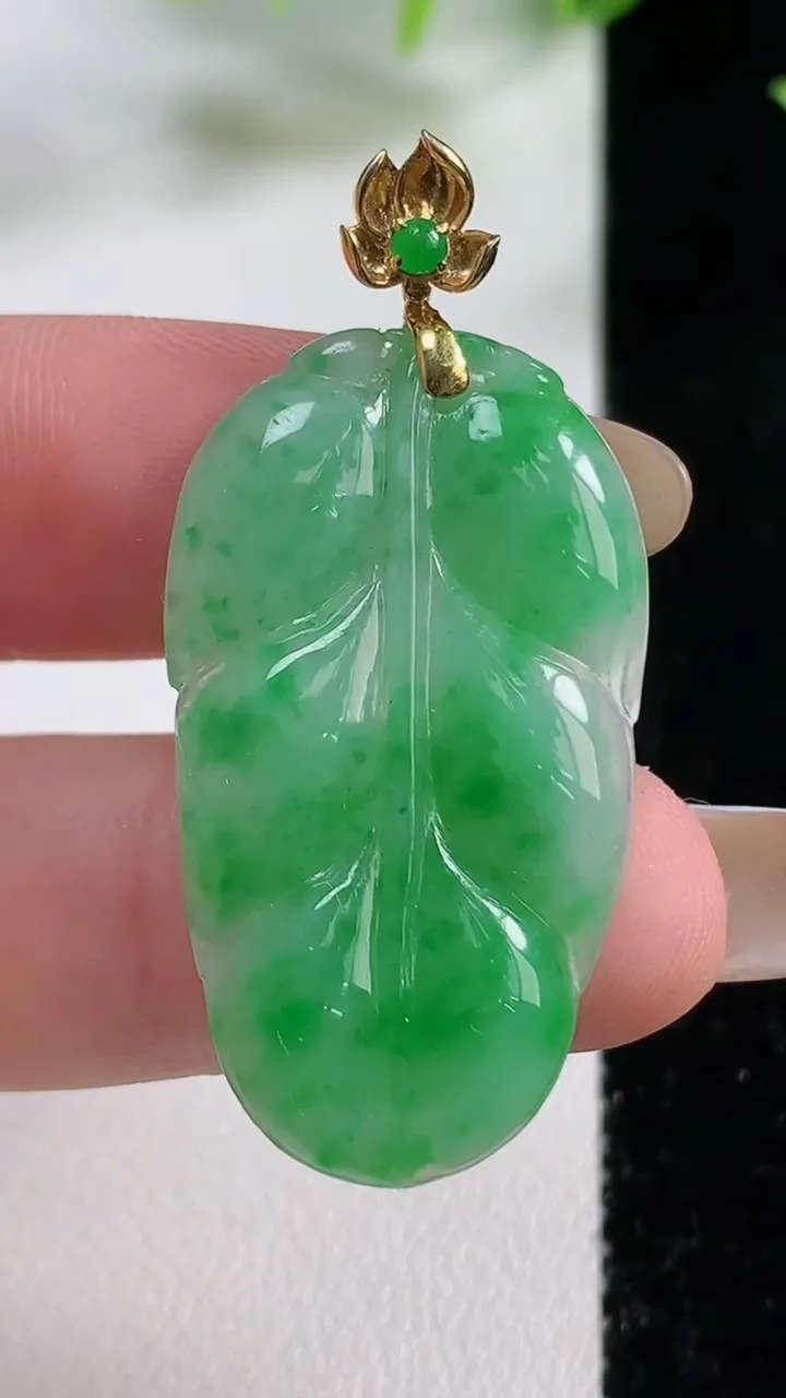 天然A货翡翠金枝玉叶 叶子吊坠，尺寸35.3-25.2-3.7，重量:4.93g
11月9日