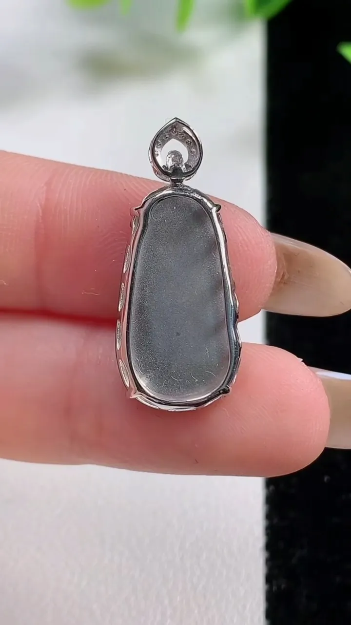 天然A货翡翠如意吊坠，尺寸21.4-11.6-4，重量:2.02g
11月9日